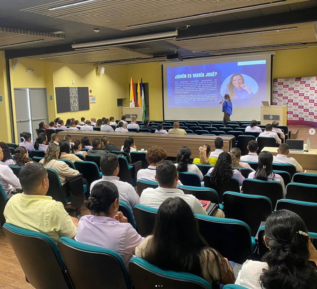 María José Mouthon durante una presentación ante una audiencia