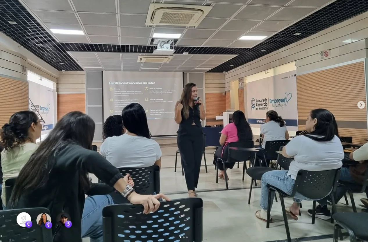 María José Mouthon facilitando una sesión con un equipo
