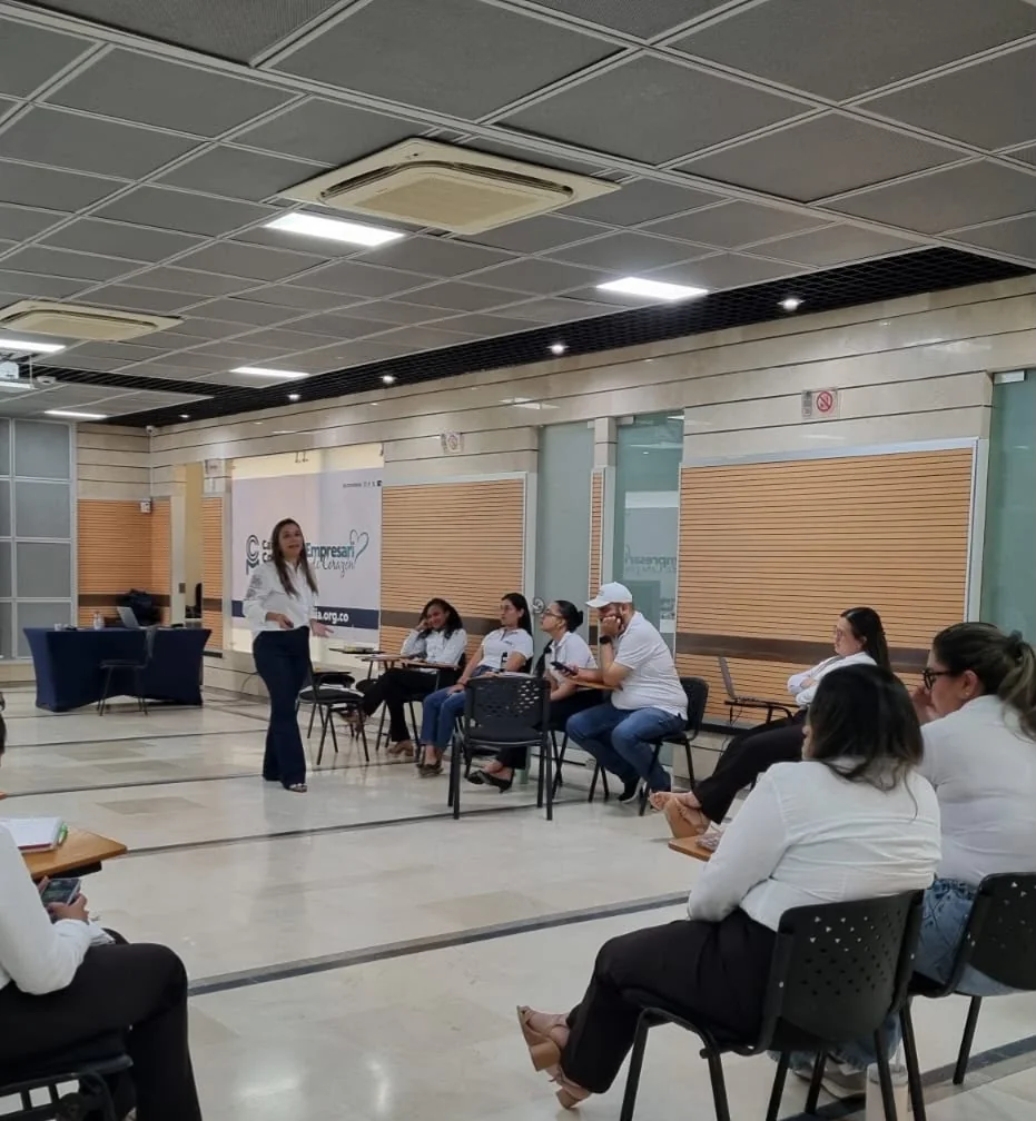María José Mouthon facilitando una experiencia participativa con un grupo
